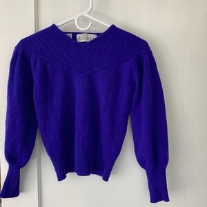 Super cute wool sweater!! Has a minor whole is the front.